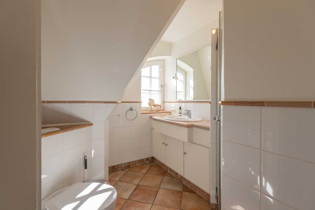 Badezimmer mit Dusche und WC in Haus Carmen App. 12