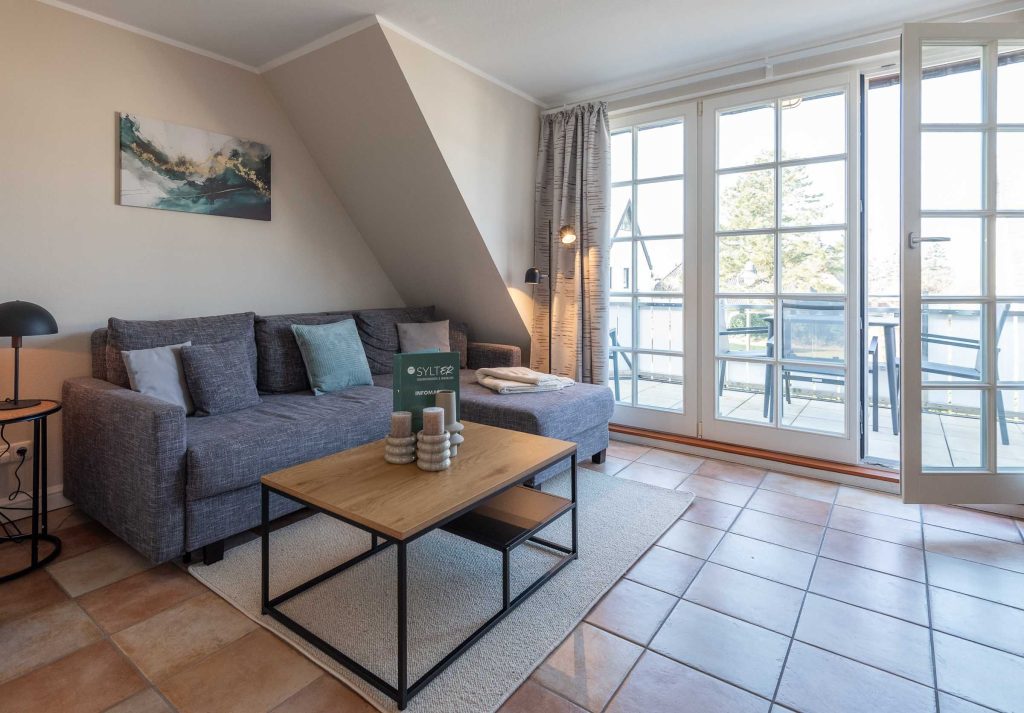 ein Sofa und ein Tisch mit Kerzenständer in Ferienwohnung Carmen App. 12