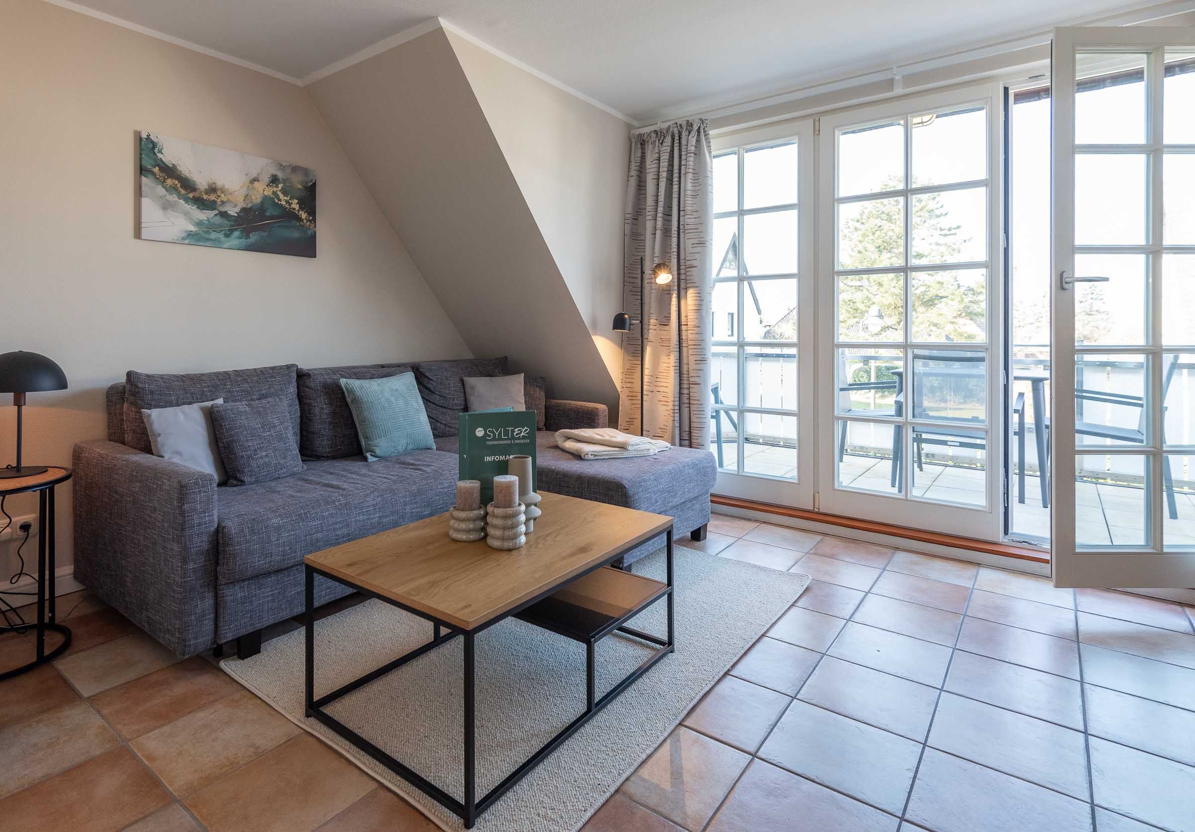 ein Sofa und ein Tisch mit Kerzenständer in Ferienwohnung Carmen App. 12