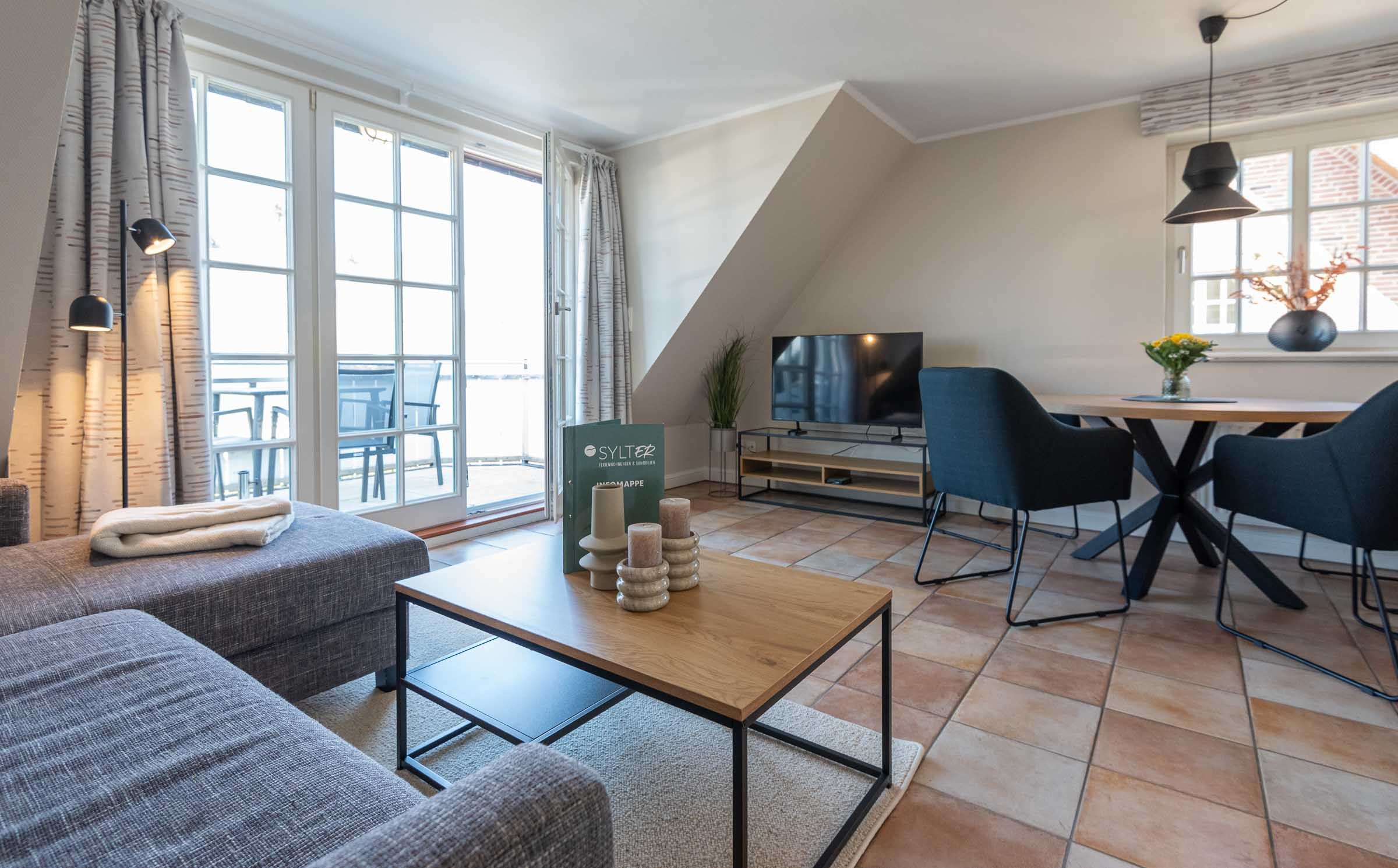 im Wohnzimmer der Ferienwohnung Carmen App. 12 steht ein Sofa mit TV