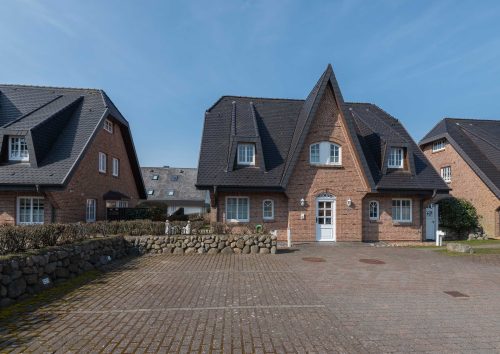 vor dem Haus Carmen in Wenningstedt liegt auf der linken Seite der PKW Stellplatz von App. 12